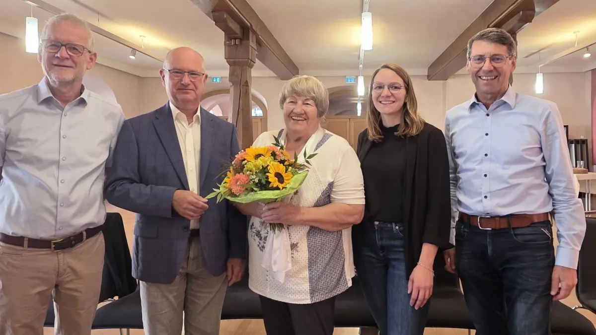Ulrike Hiller (Mitte) übergab ihr Fotoarchiv an Stadtrat Thomas Dees (von links), Jörg Sieger, Julia Zehnle und Bürgermeister Bruno Metz.