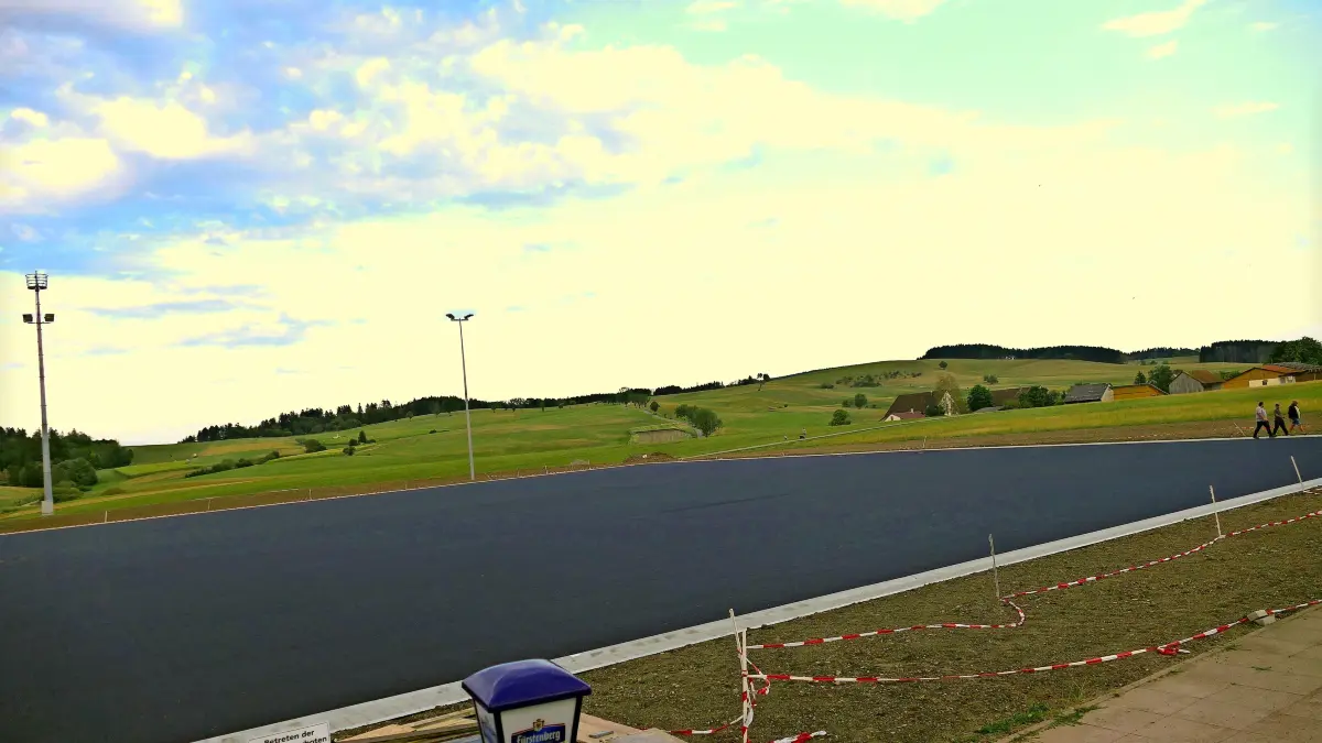 Schon kurz vor der Fertigstellung bietet der neue Kunstrasenplatz des SV Mundelfingen einen Hauch Stadionatmosphäre und einen tollen Panoramablick.