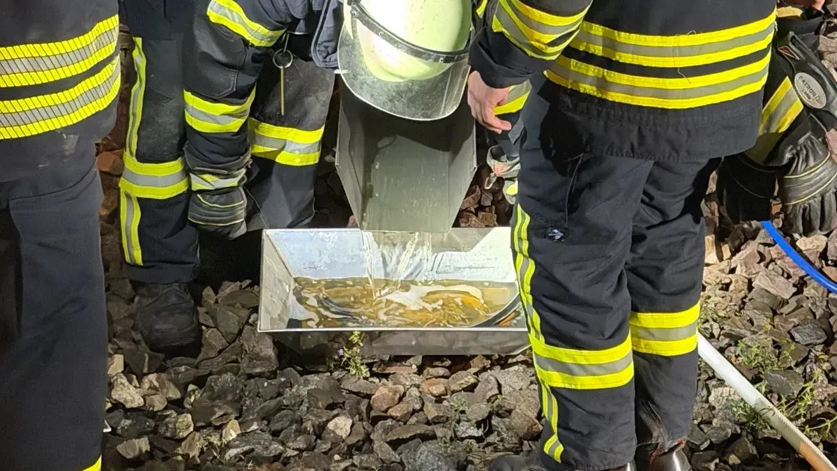 Von den insgesamt rund 3.000 Litern Diesel konnten die Feuerwehrleute noch eine Menge sichern.