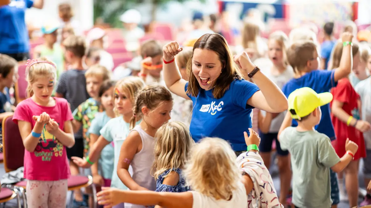 Beim Kinder-Ferien-Club der AB-Gemeinde in Steinen stellen Jugendliche selbst das Programm für die verschiedenen Kindergruppen zusammen.