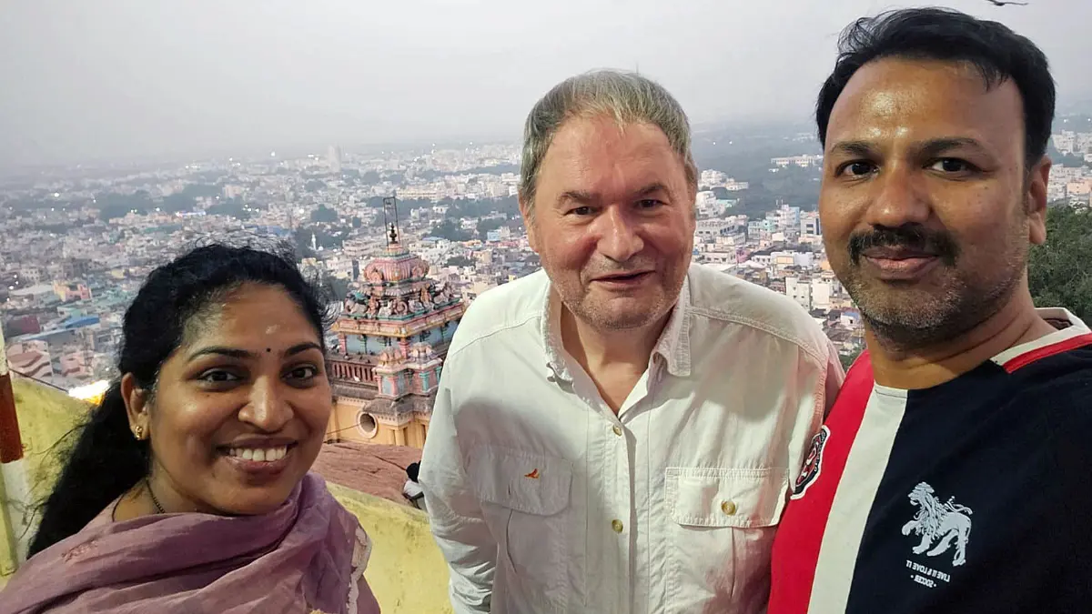Werner Jäkel mit seinen Gastgebern in Tiruchirapali. Andrew und Verinda Jeremiha sind Sohn und Schwiegertochter seines Freundes und Gastgebers von seiner Reise 1982.