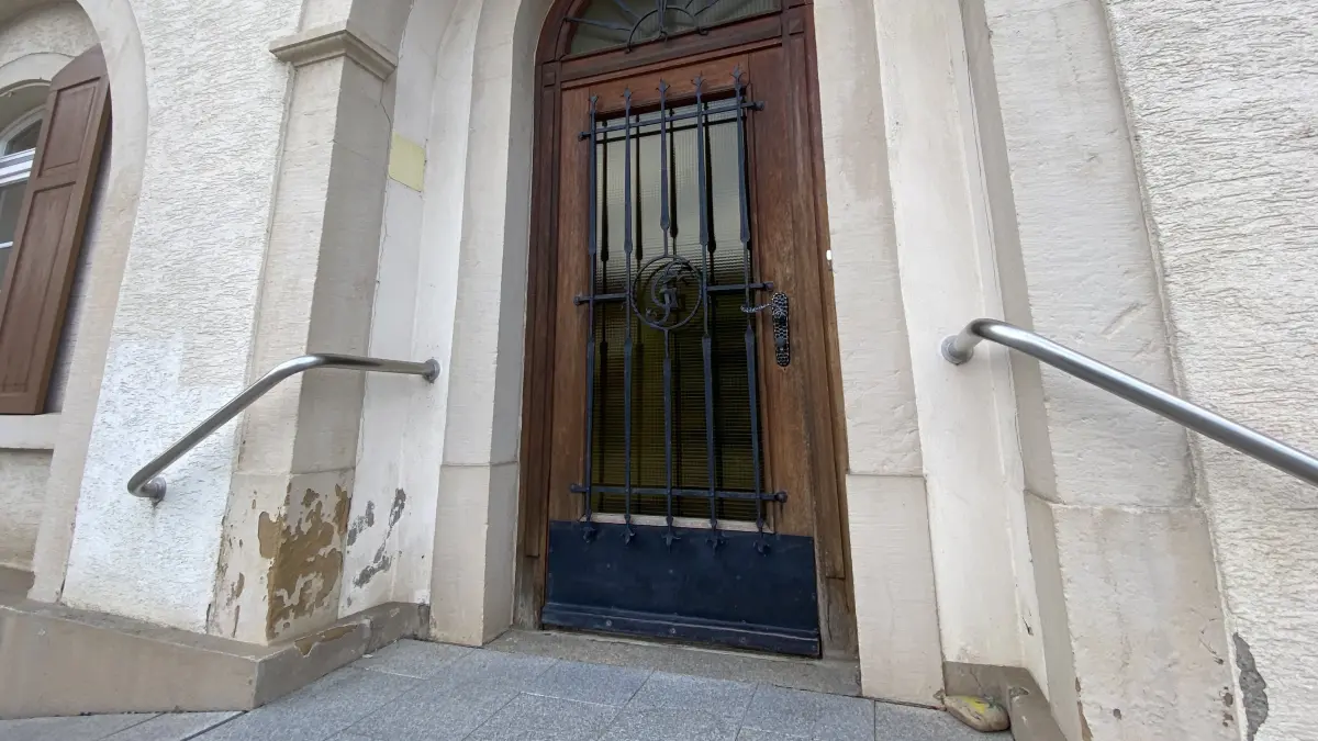 Am Sitzenkircher Rathaus gibt mit Rissen und abgeplatztem Putz Schäden im Sockel- und Eingangsbereich.