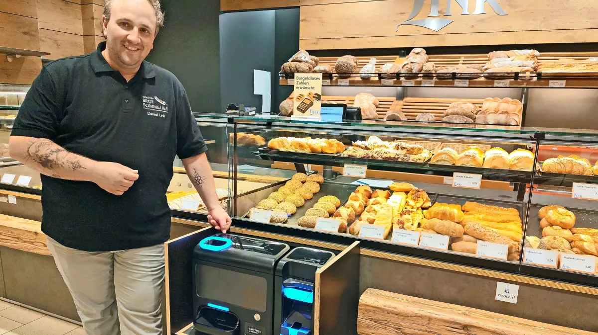 Der Bezahlautomat in der Filiale im Rewe in der Butschstraße ist das Pilotprojekt von Bäckermeister Daniel Link, der Zug um Zug alle Filialen damit ausstatten wird.