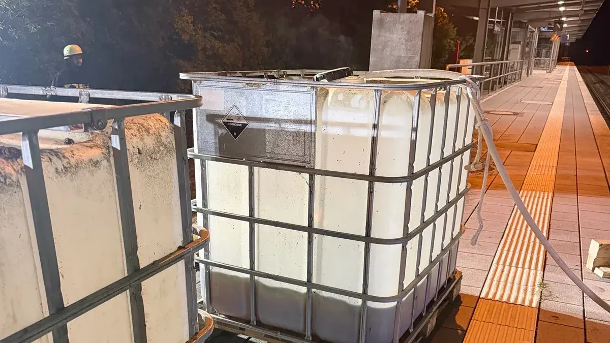 Von den insgesamt rund 3000 Litern Diesel konnten die Feuerwehrleute noch eine Menge sichern, mit der 1,5 IBC-Container befüllt wurden.