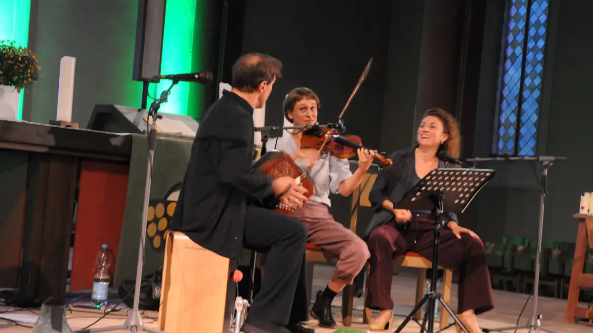 Lubi am Bandoneon, Carla und Linda machen Waldklang zu Weltklang in der Kirche bei Kultur im Stadtgarten.