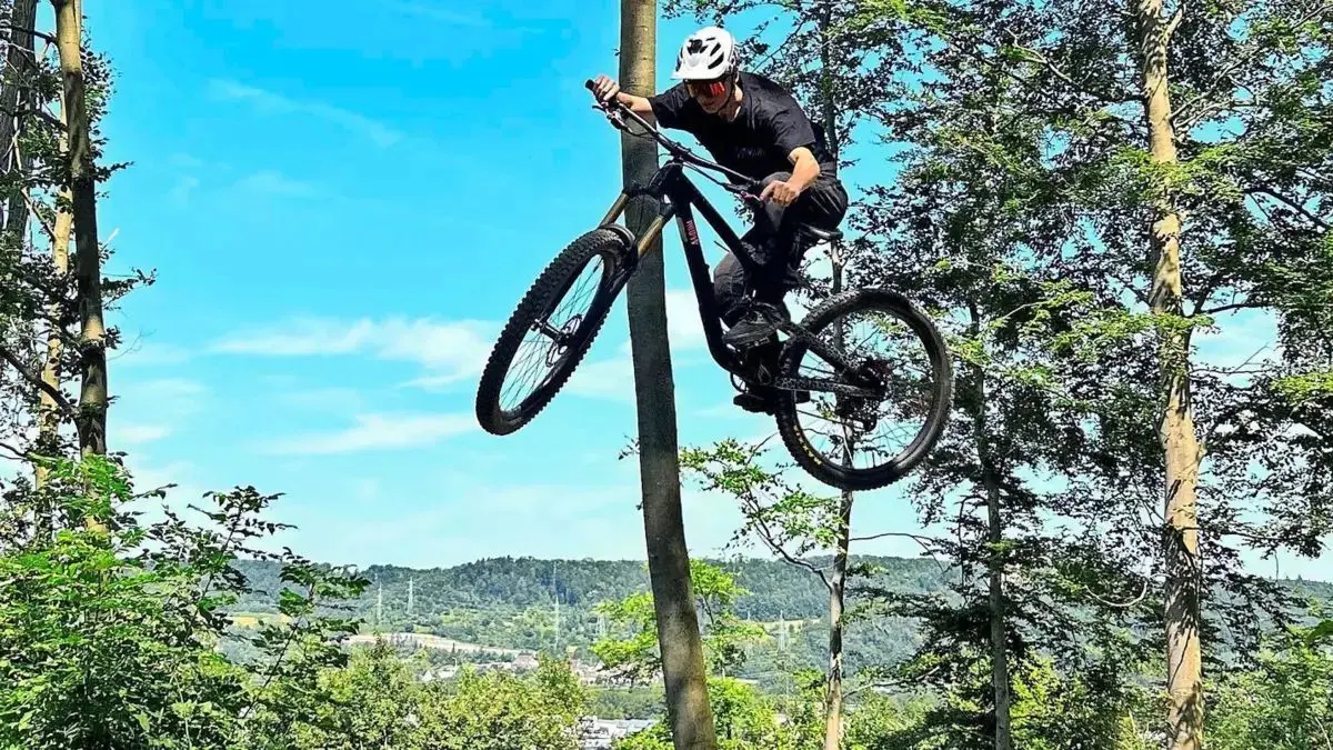 Der Mountainbiker stürzte schwer. (Symbolfoto)