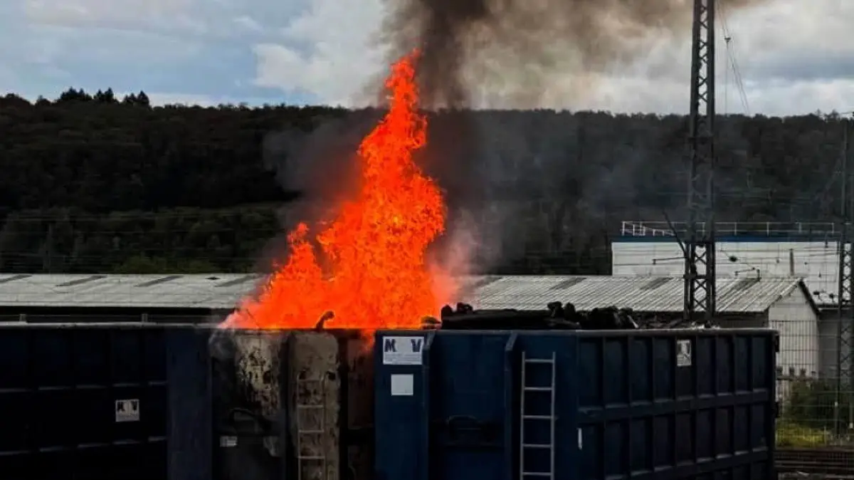 Der Container war mit Schrott gefüllt.