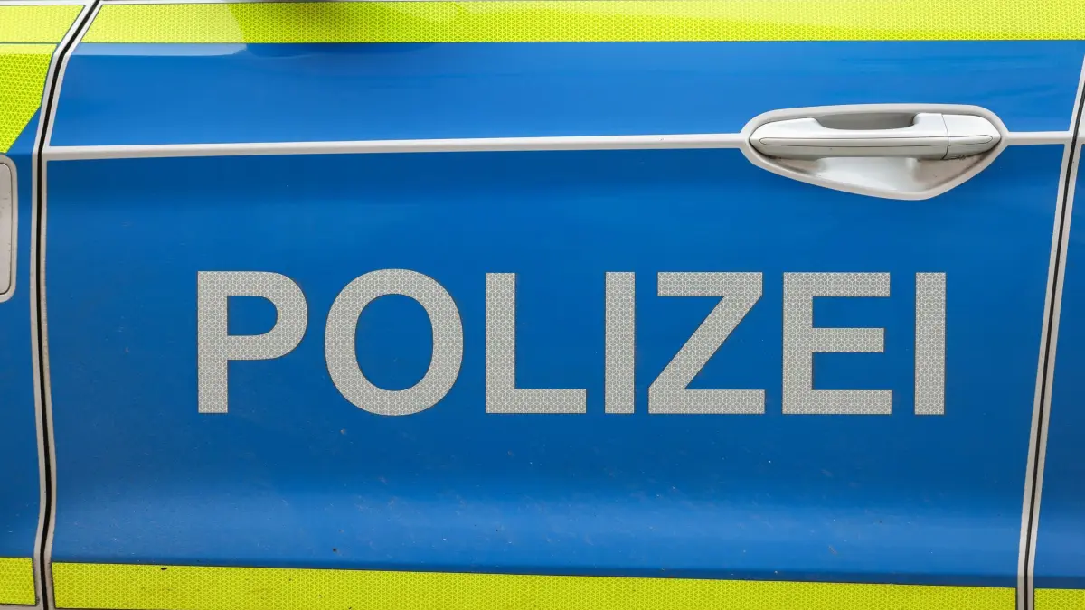 Symbolbild Streifenwagen: ARCHIV - 13.03.2025, Sachsen-Anhalt, Naumburg: Ein Streifenwagen der Polizei. (zu dpa: «Räuber brechen in Tankstelle ein und entkommen mit Beute») Foto: Jan Woitas/dpa +++ dpa-Bildfunk +++