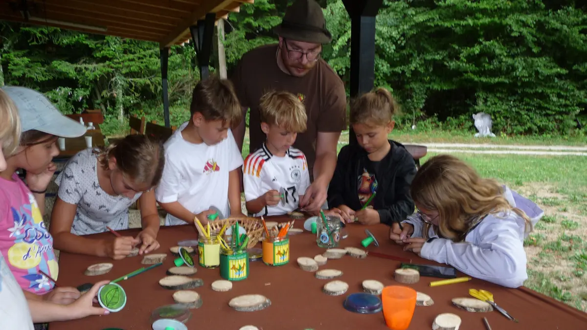 Jäger Heiko Herzog beim Basteln mit den Kindern