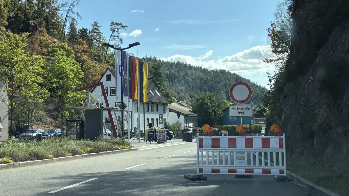 Die Straße nach Schramberg ist seit eineinhalb Wochen in Folge des Waldbrandes gesperrt.