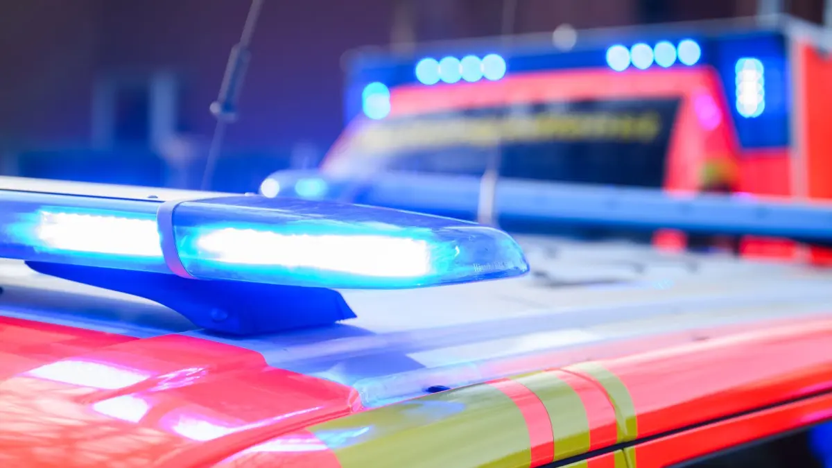 Rettungswagen: ARCHIV - 03.02.2025, Niedersachsen, Hannover: Blaulichter leuchten an einer Einsatzstelle auf einem Notarzt Fahrzeug und einem Rettungswagen. (zu dpa: «88-Jähriger nach Sturz mit Krankenfahrstuhl gestorben») Foto: Julian Stratenschulte/dpa +++ dpa-Bildfunk +++