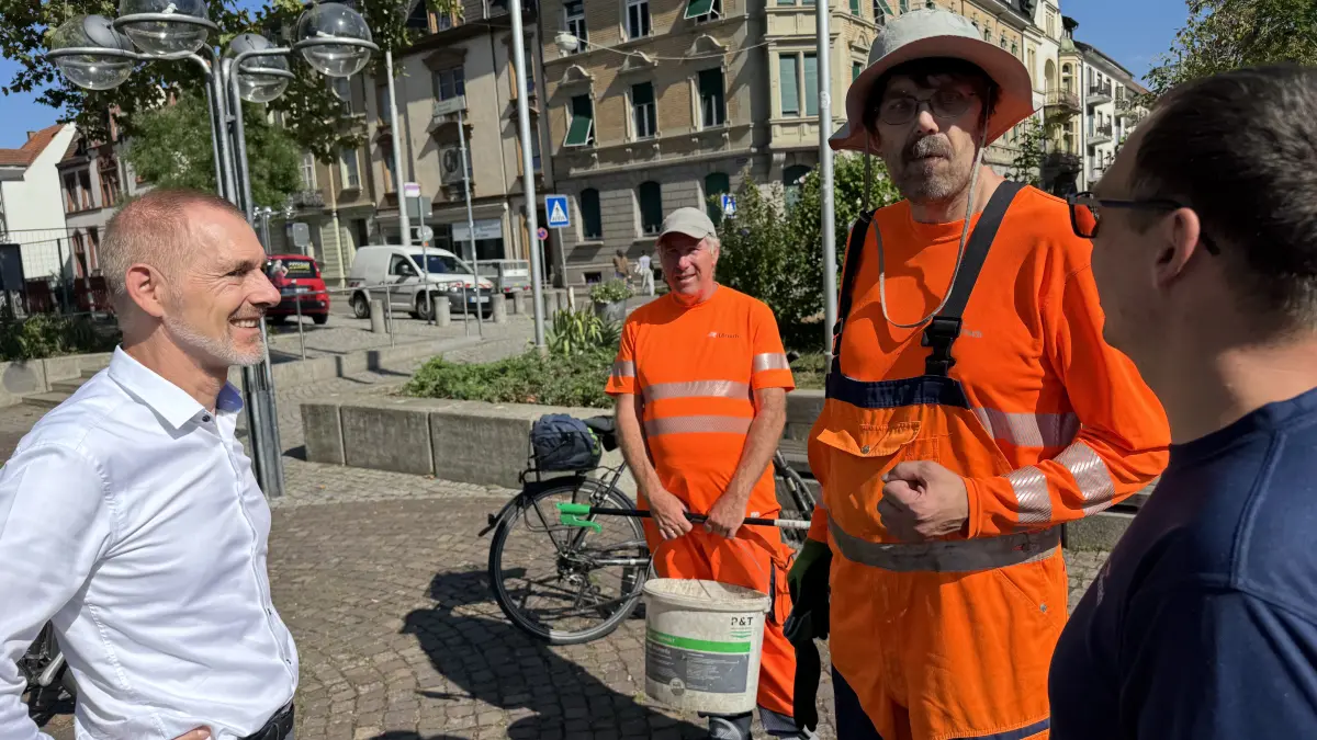 Täglich im Einsatz gegen die Vermüllung in der Lörracher Innenstadt und mit Wut im Bauch: Werkhof-Mitarbeiter Michael Gerwig (2.v.r.) macht seinem Zorn über rücksichtslose Mitbürger Luft, Oberbürgermeister Jörg Lutz (l.) und Werkhof-Leiter Christian Werner (r.) hören zu.