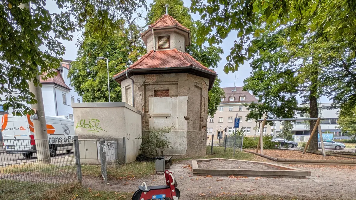 Das Pumpenhaus genannt „Charlottenbrunnen“, versorgte ab dem Jahr 1923 die Schwenninger mit Trinkwasser. Zu finden ist es auf dem Areal zwischen Charlottenstraße, Silcherstraße und Villinger Straße.