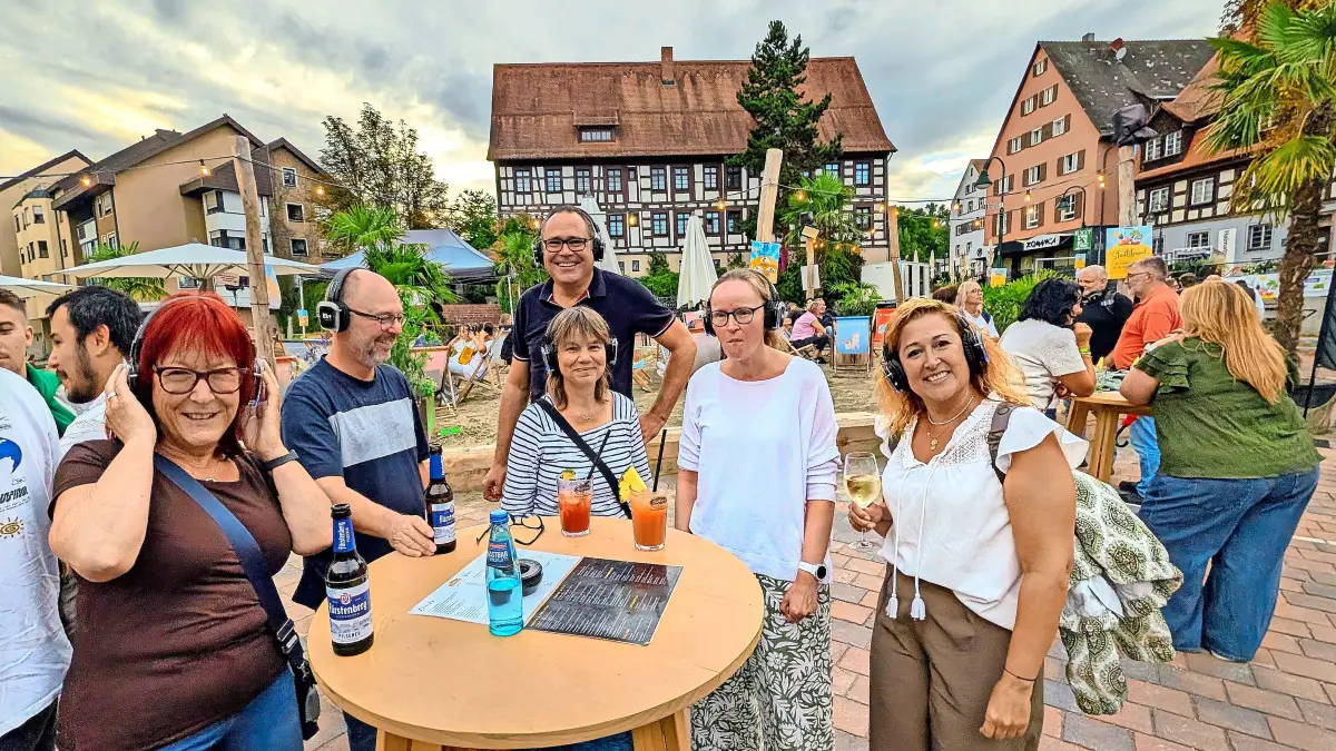 Extra aus Bräunlingen war diese Gruppe zum Schwenninger Stadtstrand gekommen, um die Silent Disco zu genießen. Der Abend machte sichtlich Spaß.