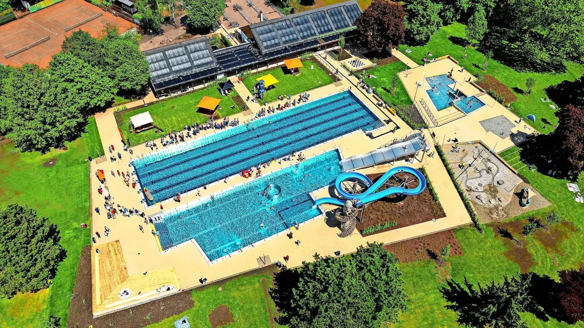 Das Parkschwimmbad in Donaueschingen ist ein beliebter Treffpunkt an heißen Sommertagen.