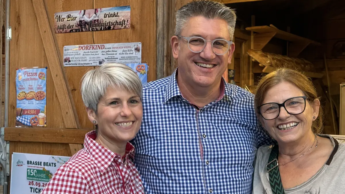 Christian Kinzel mit seiner Ehefrau Simone (links) und Ilse Götz vor dem Backhaus.