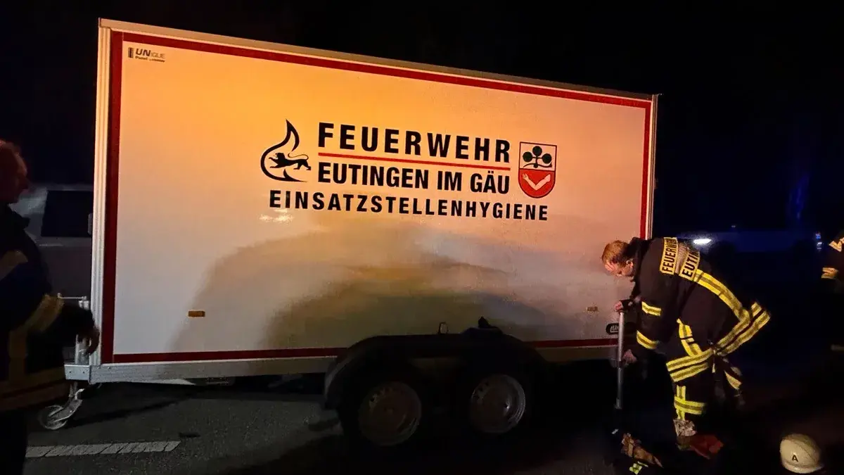 Der neue Hygieneanhänger der Feuerwehr Eutingen zum Einsatz, um den kontaminierten Kräften einen direkten Wechsel der Einsatzkleidung vor Ort zu ermöglichen und eine Schadstoffverschleppung zu verhindern.