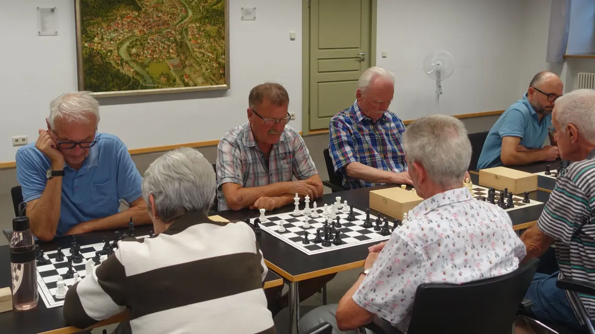 Welcher Zug ist jetzt der beste? Beim Schachspielen hat man schnell zwischen einer Million Möglichkeiten zu wählen. Das bringt auch die Teilnehmer der Schachgruppe im Bürgersaal Sulz ins Grübeln.