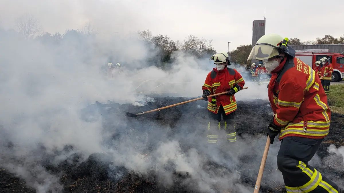 Mit Hilfe von Übungen bereitet sich die Feuerwehr Weil am Rhein auf die Bekämpfung von Wald- und Vegetationsbränden vor.