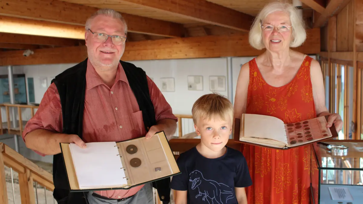 Bernhard Greiner, Vorsitzender des Vereins für Heimatgeschichte Grenzach-Wyhlen, freute sich sehr über den historischen Münzschatz aus den Händen von Hanne Wagemann-Halfter. Enkelsohn Arne war gerne mit ins Museum Römervilla Grenzach gekommen.