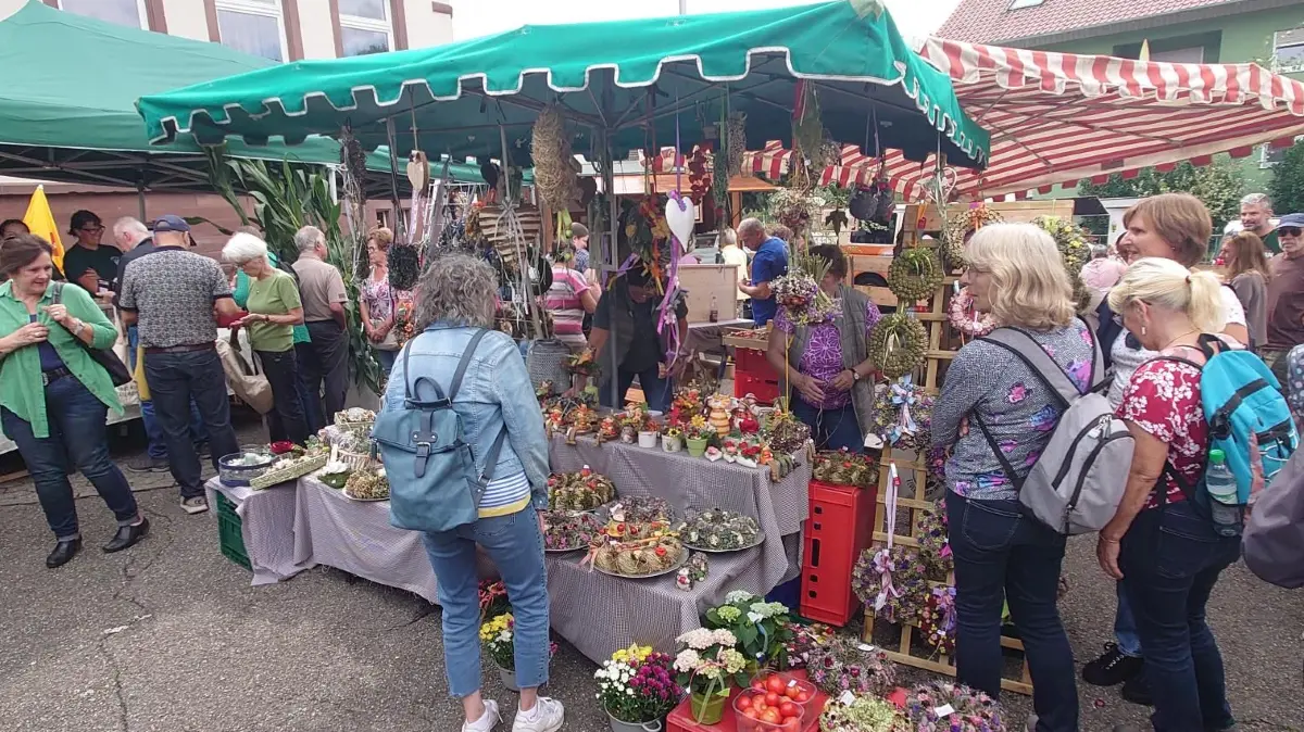 Auf dem Dorfmarkt darf am Montag gefeilscht, gekauft und getauscht werden.