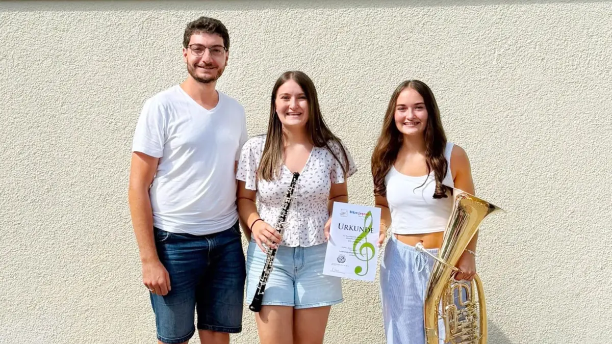 Katharina (Mitte) und Teodora (rechts) mit dem 1. Vorsitzenden, Benedict Braun