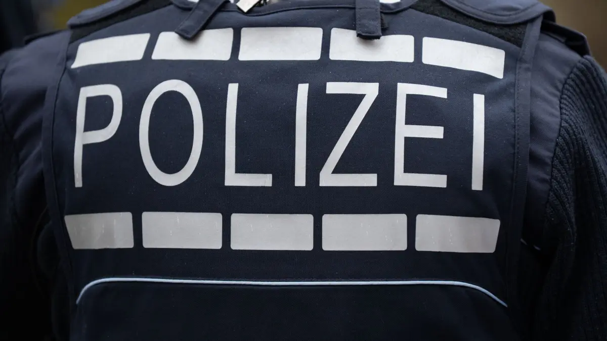 Durchsuchungen: ARCHIV - 25.02.2025, Baden-Württemberg, Dornhan: Der Schriftzug «POLIZEI» ist auf der Uniform eines Polizisten in Gundelshausen bei Dornhan (Landkreis Rottweil) zu sehen. (zu dpa: «Rechtsextreme «Artgemeinschaft»: Durchsuchungen nach Verbot») Foto: Silas Stein/dpa +++ dpa-Bildfunk +++
