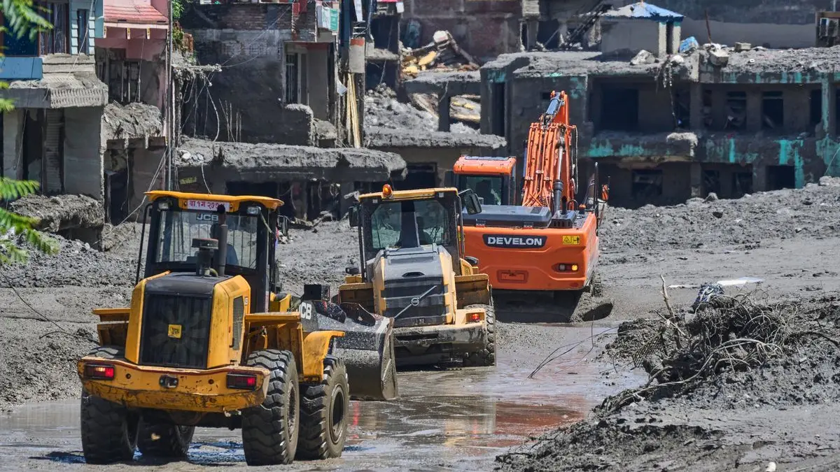Rettungskräfte setzen Baumaschinen ein, um unter Wasser stehende Häuser nach Sturzfluten entlang des Trishuli-Flusses im nepalesischen Distrikt Nuwakot zu erreichen.