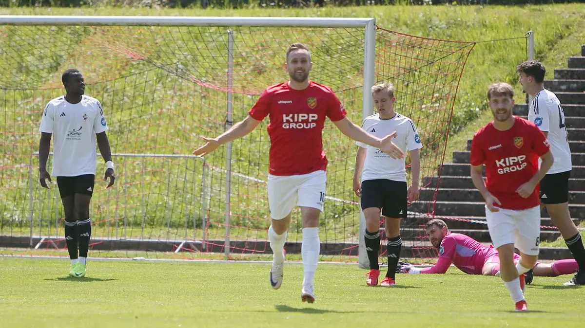 Jubelt Holzhausens Goalgetter Janik Michel bald wieder für sein Team?