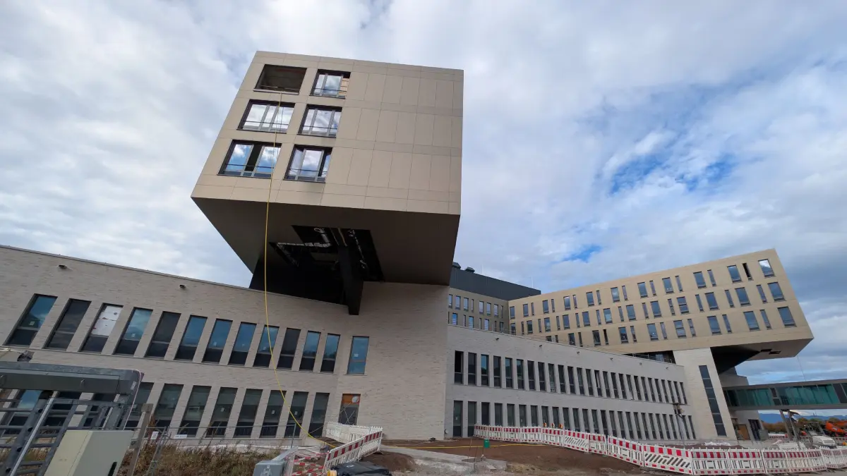 Am Stadtrand von Lörrach ist das neue Dreiland-Klinikum in die Höhe gewachsen.