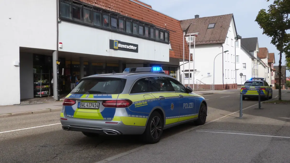 Zwei Streifenwagen standen am Donnerstagabend vor der Edeka-Filiale nahe dem Stadtbahnhof in Freudenstadt.
