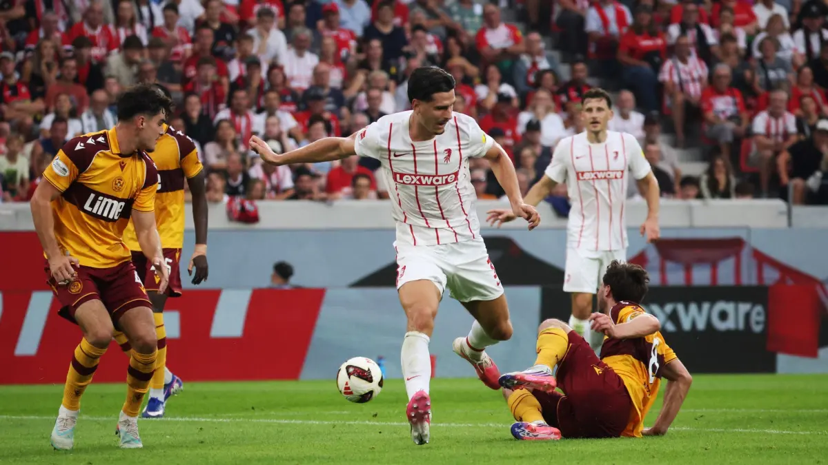 SC Freiburg - FC Motherwell: 27.08.2026, Baden-Württemberg, Freiburg im Breisgau: Fußball, Männer: UEFA Europa Conference League-Qualifikation, 4. Runde, Rückspiel, Europa-Park Stadion: Igor Matanović (2.v.l., SC Freiburg) verliert den Ball im Duell mit Kapitän Lukas Fadinger (r, Motherwell FC) während daneben Jamie Knight-Lebel (l, Motherwell FC) und Maximilian Eggestein (2.v.r., SC Freiburg) zu sehen sind. Foto: Philipp von Ditfurth/dpa +++ dpa-Bildfunk +++