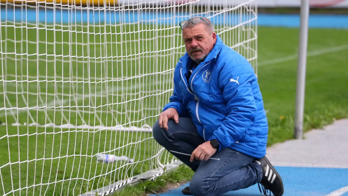 Horst Schacht sorgt dafür, dass das Reinhold-Fleckenstein-Stadion auch für das Heimspiel am Samstag gerüstet ist.