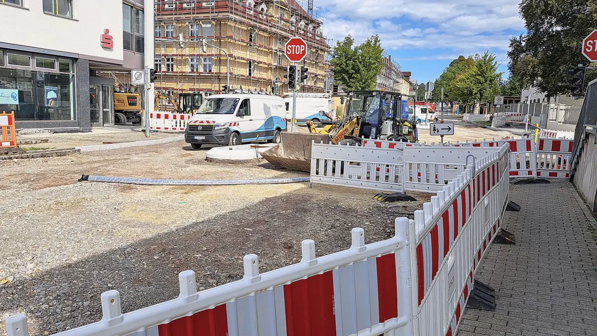 Die Mittelinseln im Kreuzungsbereich sind weitestgehend fertig. Einige Arbeiten stehen aber noch an.