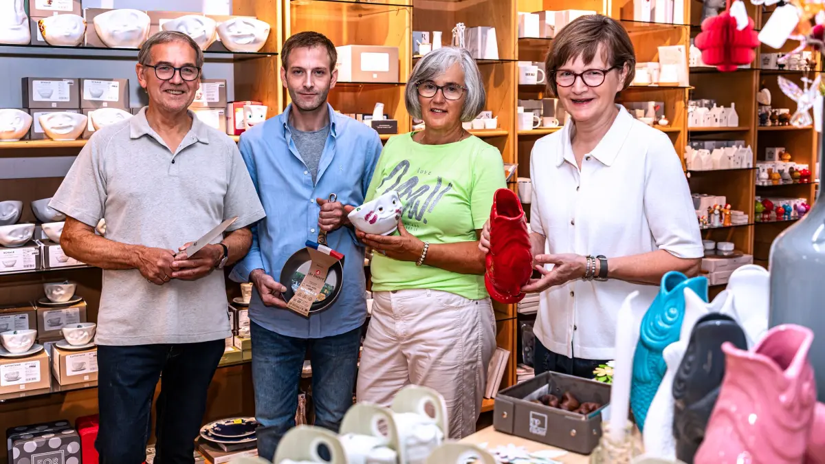 Johannes (links) und Susi Kempf (rechts) mit ihrem Sohn Claudius und Mitarbeiterin Heidrun Storz
