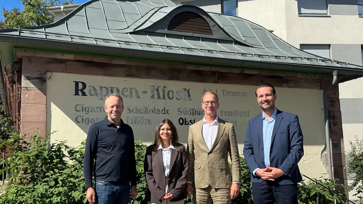 Freuen sich auf das Projekt Rappenpavillon (von links): Thomas Gärtner, Ann-Cheryl Römpp, Matthias Pape, Geschäftsführer von Oest Energies, und Oberbürgermeister Adrian Sonder.