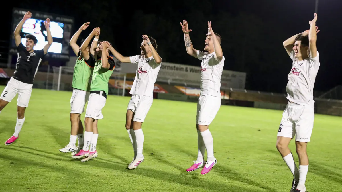 Die Nullachter feiern mit den begeisterten Fans den Einzug in das Achtelfinale.