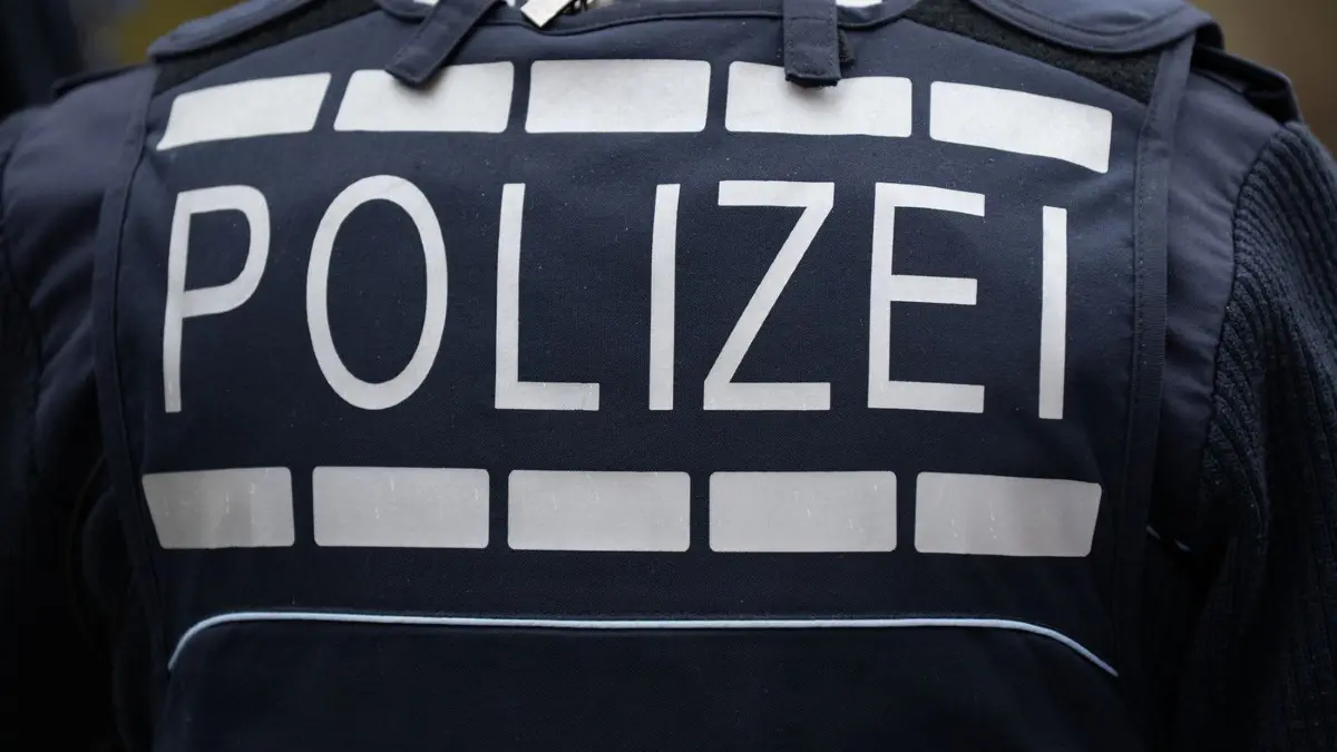 Nach Angaben der Sprecherin laufen die Durchsuchungen in Sachsen-Anhalt, Berlin, Brandenburg, Niedersachsen und Nordrhein-Westfalen