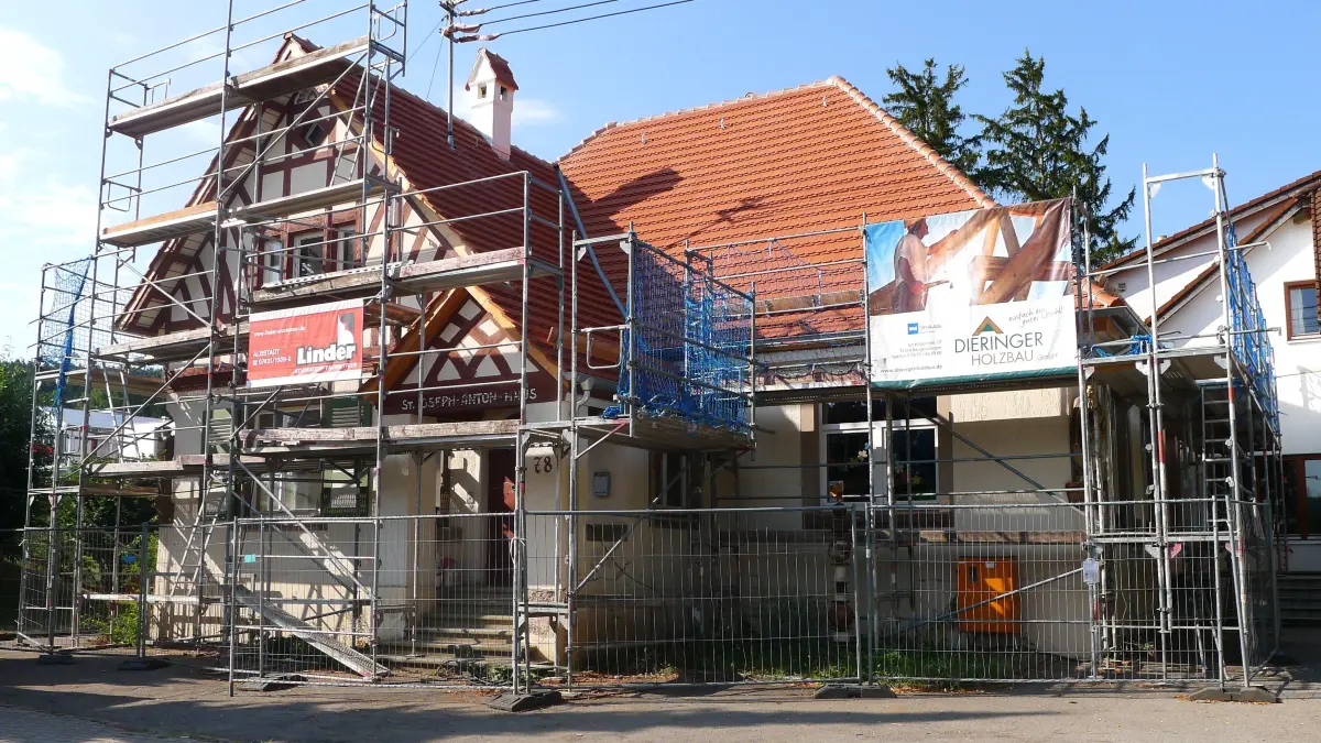 Am ehemaligen Schwesternhaus im Zuge der Sanierung der kirchlichen Kindertagesstätte St. Joseph-Anton in Owingen steht noch das Gerüst. Im Inneren werden die Arbeiten nach den Handwerkerferien fortgesetzt.