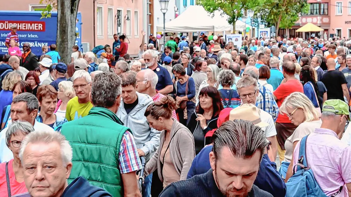 Fast kein Durchkommen beim Straßenmusiksonntag 2024 in Bräunlingen. Aber wie kommen die Besucher ohne Stress zum Fest. Dazu gibt es viele Möglichkeiten. Für die Anreise der Besucher empfiehlt die Stadt Bräunlingen von Villingen/Donaueschingen kommend den Ringzug bis Bräunlingen Bahnhof.