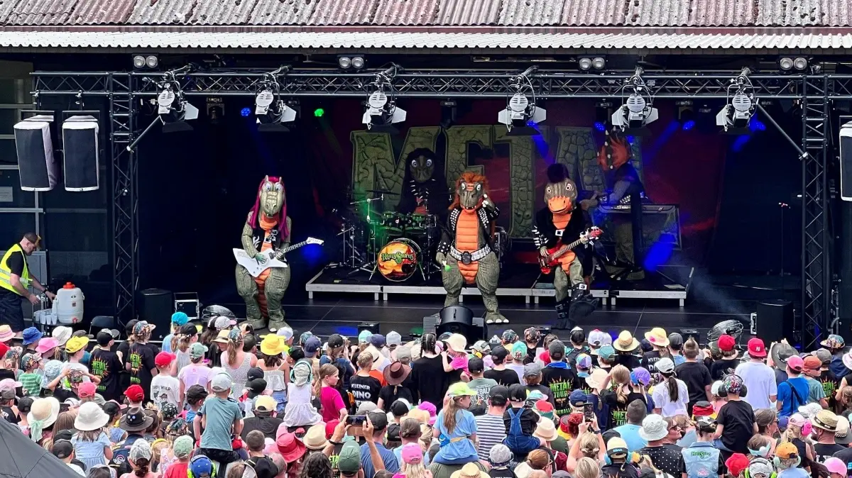 Das steppt der Bär, oder besser gesagt der Dino: Heavy Saurus füllte beim Auftritt den Hof der Seminarturnhalle.