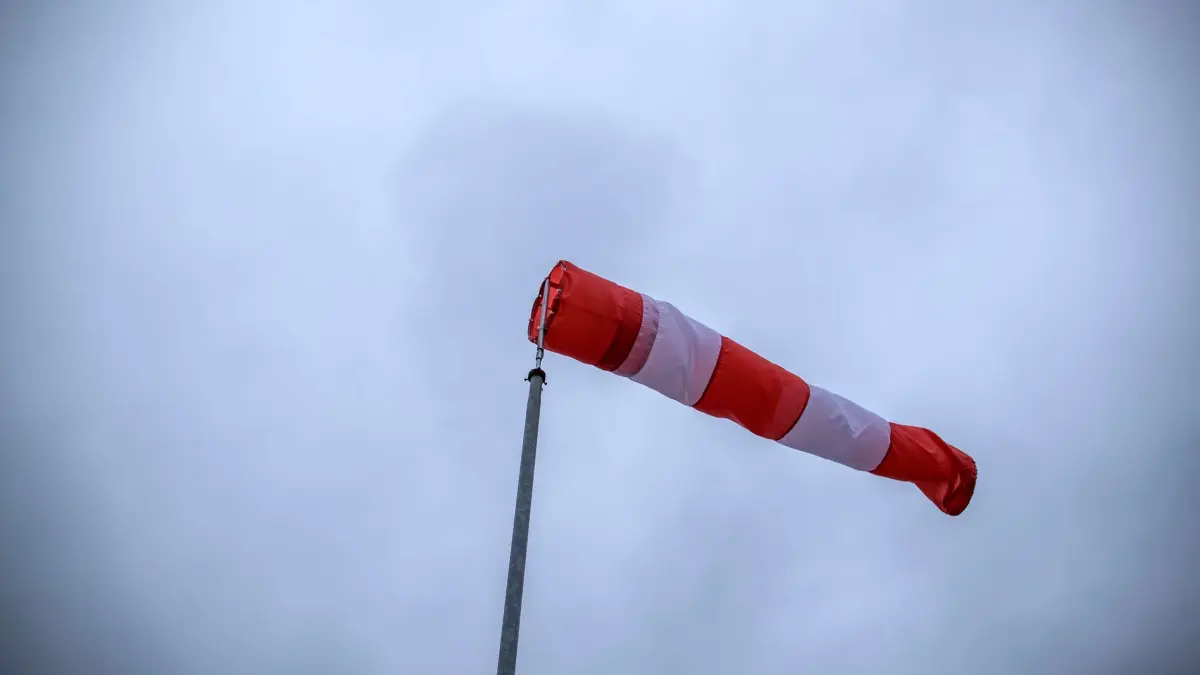 Windsack im Sturm: ARCHIV - 02.07.2017, Mecklenburg-Vorpommern, Rostock: Ein Windsack weht am 03.07.2017 in der Nähe von Rostock (Mecklenburg-Vorpommern) im Wind. (zu dpa: «Bessere Unwetterwarnung für Europa: Neuer Satellit im All») Foto: Jens Büttner/dpa +++ dpa-Bildfunk +++