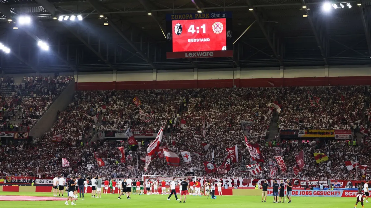SC Freiburg - FC Motherwell: 27.08.2026, Baden-Württemberg, Freiburg im Breisgau: Fußball, Männer: UEFA Europa Conference League-Qualifikation, 4. Runde, Rückspiel, Europa-Park Stadion: Die Spieler des SC Freiburg feiern nach Spielende mit den Fans auf der Südtribüne. Foto: Philipp von Ditfurth/dpa +++ dpa-Bildfunk +++