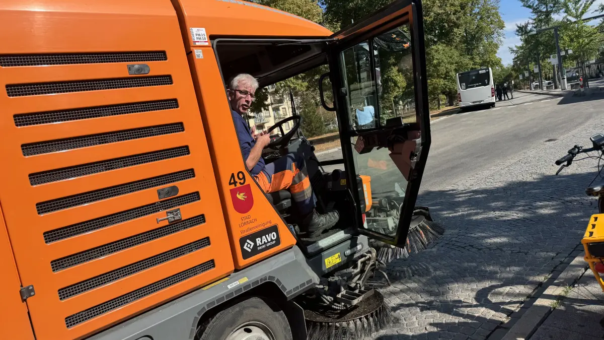 Die Mitarbeiter des Werkhofs sind rund ums Jahr für die Sauberkeit in der Stadt unterwegs. Zu ihnen gehört Uwe Gröning, der für die Straßenreinigung mit der Kehrmaschine zuständig ist.