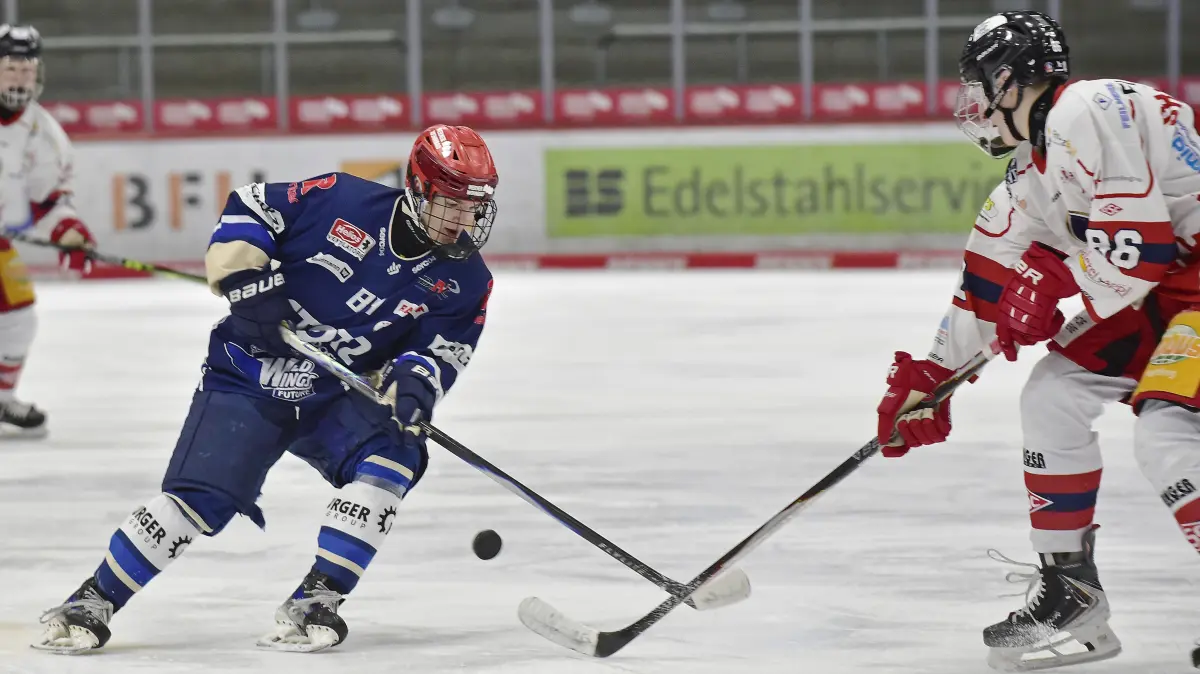 U20 SERC Schwenninger Wild Wings (blau) - Deggendorf (weiss), links 84 Wild Wings Samuel Heck + 86 DEGG