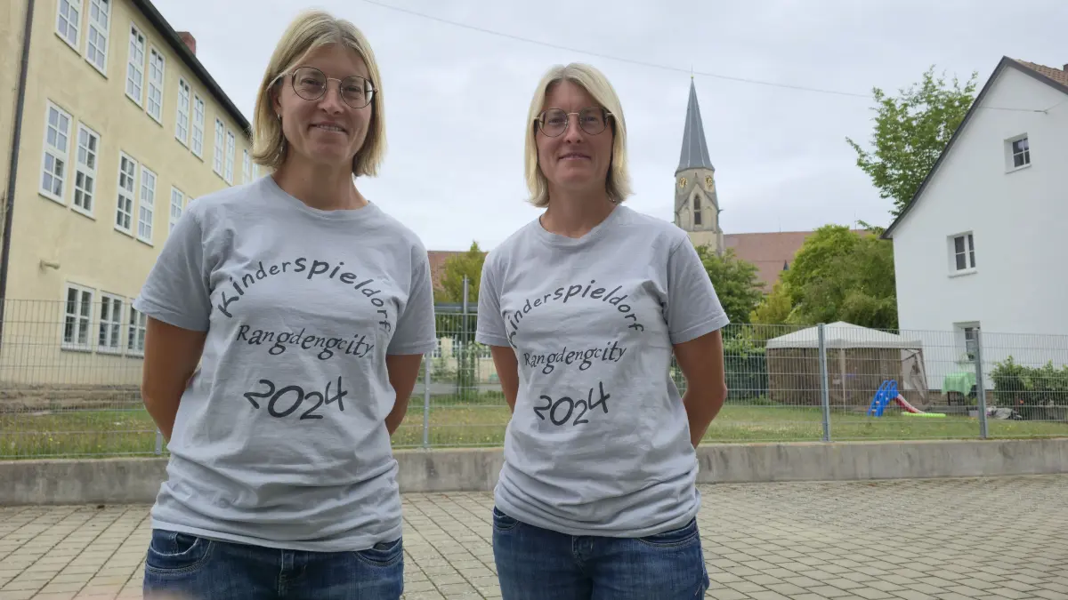 Die Zwillingsschwestern Jennifer Schilling und Ann Katrin Schilling vom Rangendinger Jugendbüro freuen sich auf den Start der Ferienspielwoche in „Rangdengcity“.
