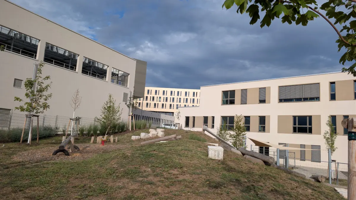 Das Zentrum für seelische Gesundheit (rechts), im Hintergrund das neue Dreiland-Klinikum.