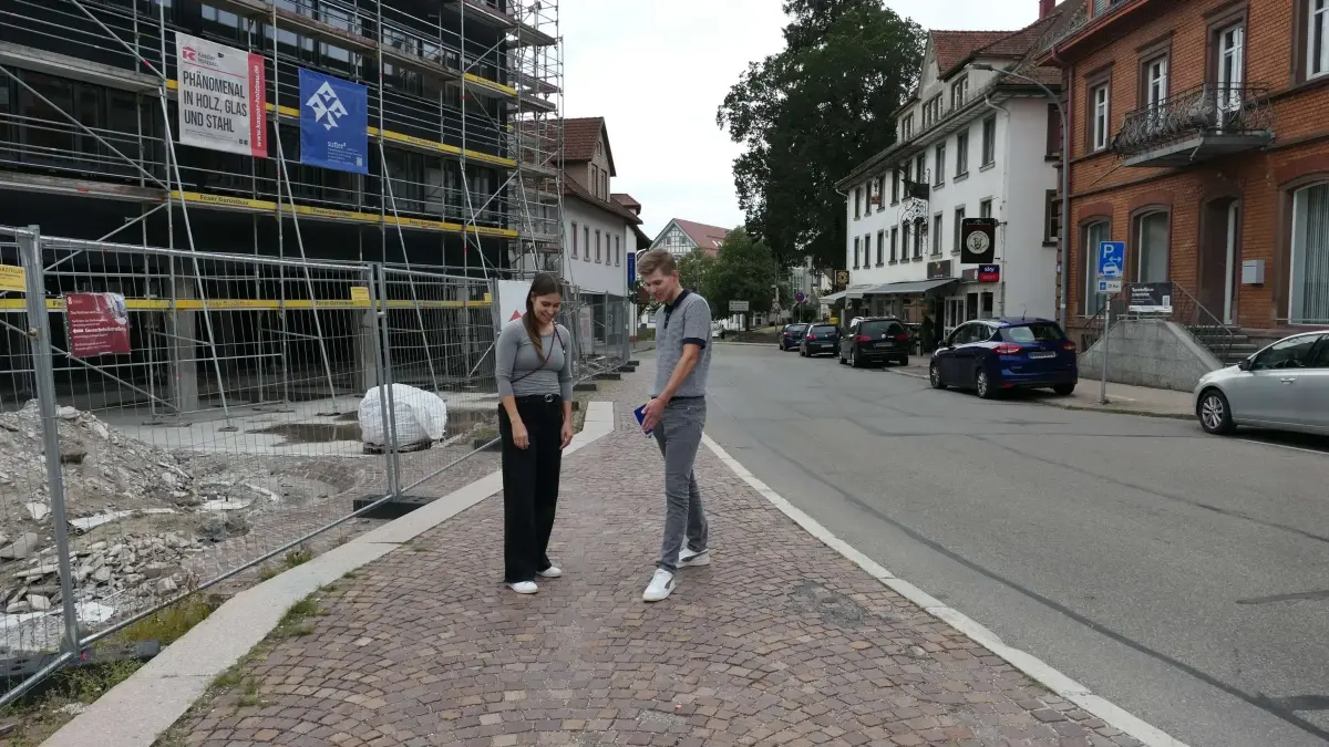 Tabea Epting und Philipp Strumberger weisen auf den Bereich der geplanten einseitigen Sperrung hin.