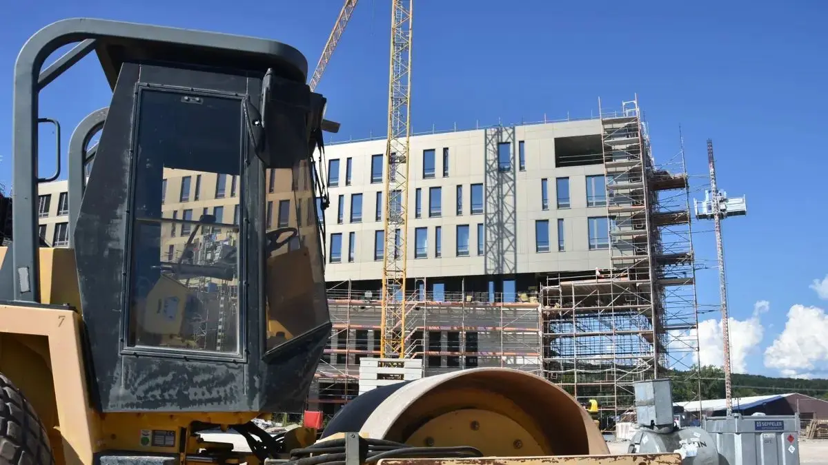 Die Baustelle des Dreiland-Klinikums war eine der Stationen, die bei der Busrundfahrt im Rahmen des Lörracher Seniorensommers angesteuert wurden. Mitte kommenden Jahres soll das Gesundheitszentrum seine Türen öffnen (Archivfoto).