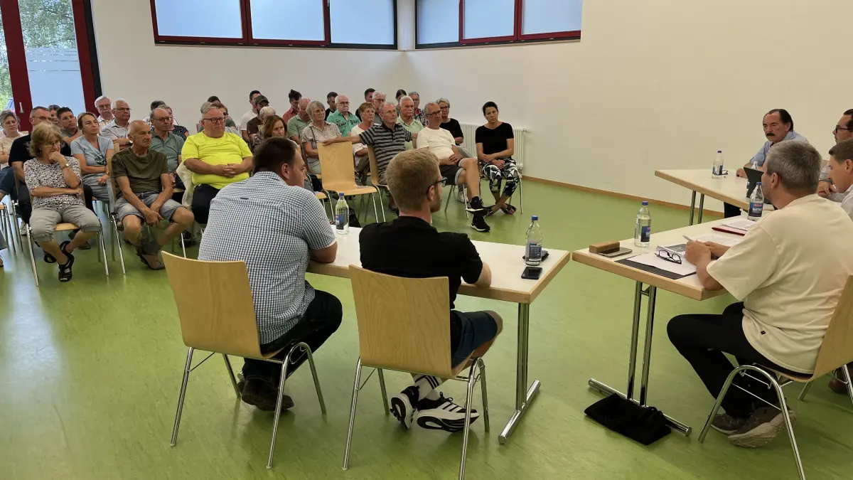 Eine Sitzung des Sigmarswanger Ortschaftsrats – mitten in den Sommerferien und im Bürgerzentrum, statt im Rathaus. Das hat einen Grund.